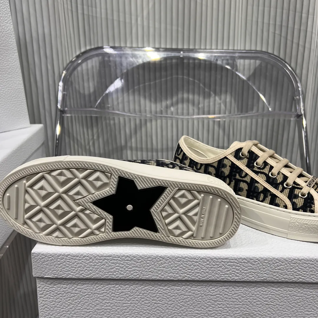 Factory direct sales 240👟👟 Women's shoes, women's clothing, women's shoes, women's clothing (top purchasing quality➕full package) Dior Dior classic casual shoes, small cloth shoes, the latest color embroidery and color-blocking embroidery, super layered. Every detail is one-to-one. The tongue and shoelaces are embellished with the "Christian Dior logo, the soles and Mr. Dior's favorite lucky star Original molded outsole 🌟Original cover and high-end customization! Material: All upper materials are made to order, 3D electric embroidered three-dimensional cloth surface, inner sheepskin cowhide foot pads, one-piece latex foot pads, top T factory direct sales U original outsole Size: 35–42 customized 41 42